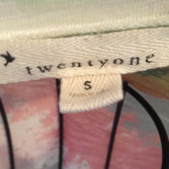✂️ TWENTY ONE Light weight T-shirt size small - Picture 3 of 6